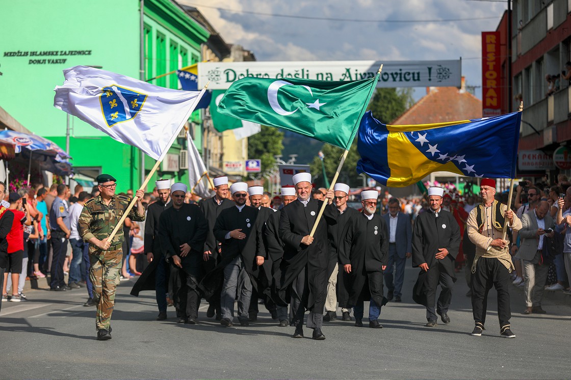البوسنيون يحتفلون بالذكرى 511 لاعتناقهم الإسلام P_20040b5br1